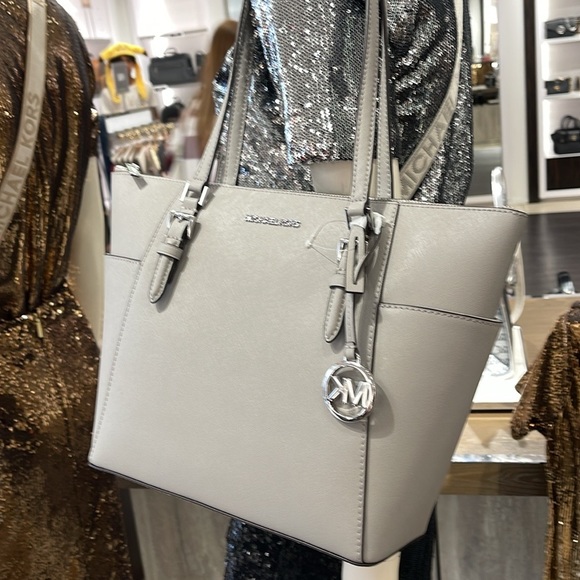 MICHAEL KORS CHARLOTTE LARGE TZ TOTE PEARL GREY - Picture 15 of 16